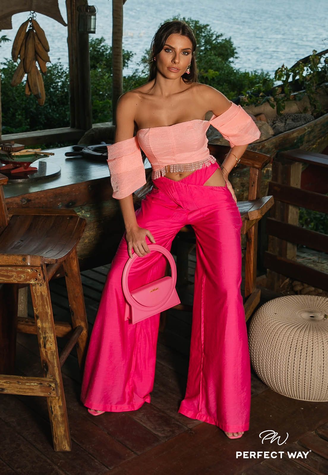 Cropped com bordado manual rosa - Garotabrasilstore Cropped com bordado manual rosa - Garotabrasilstore