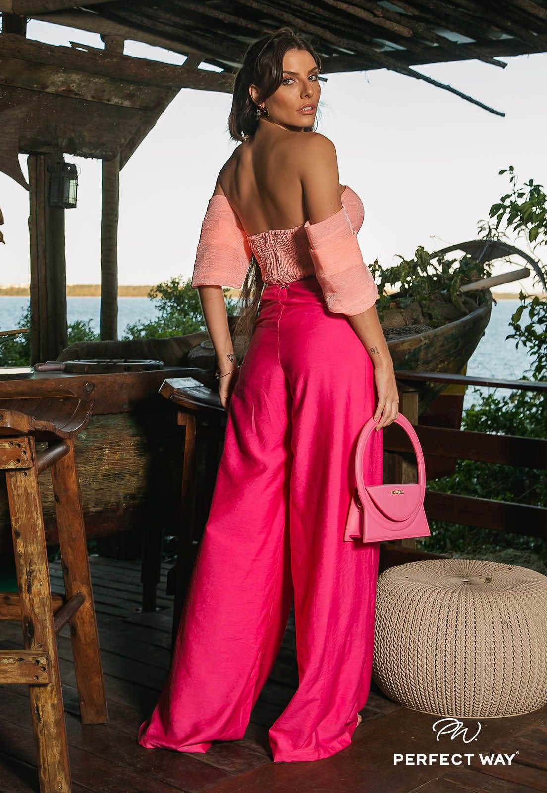 Cropped com bordado manual rosa - Garotabrasilstore Cropped com bordado manual rosa - Garotabrasilstore