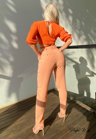 Blusa corta con detalles en las mangas Blusa corta con detalles en las mangas