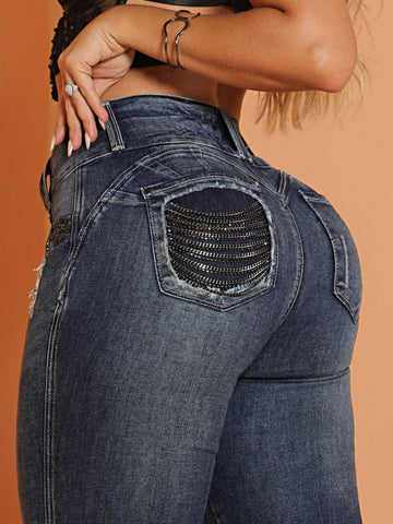 Calça Skinny Curvas Perfeitas Modeladora com Detalhe de Correntes no Bolso e Efeito Empina Bumbum