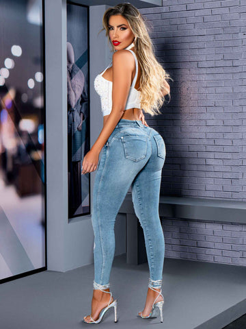 Calça Skinny Feminina Lavado Claro Modeladora Empina Bumbum Com Detalhes Navalhados