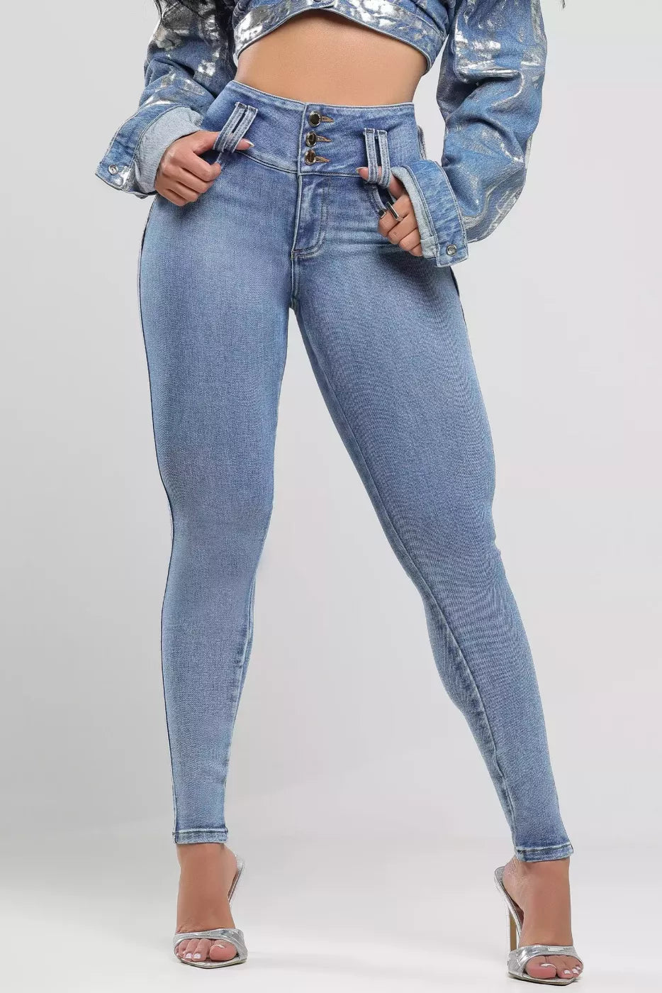 Calça Skinny Cós Largo Lavado Claro Pit Bull Jeans — modelagem firme, conforto e acabamento sofisticado