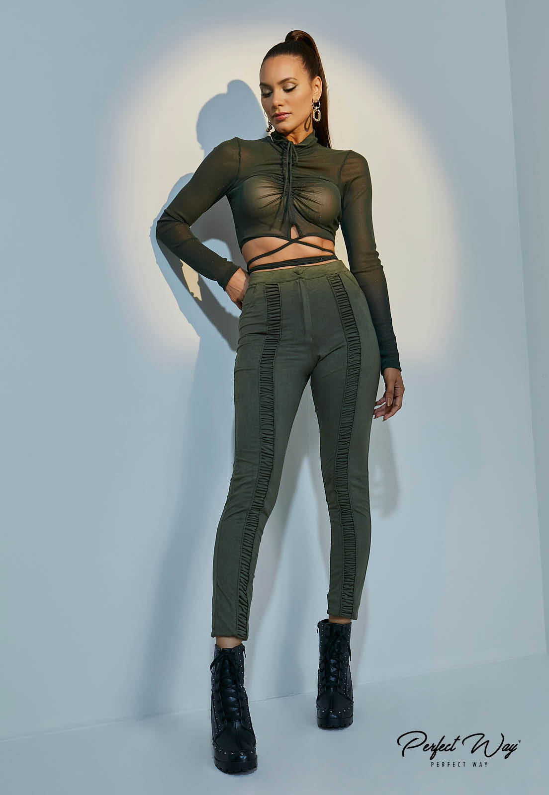 High-waist tight pants with details