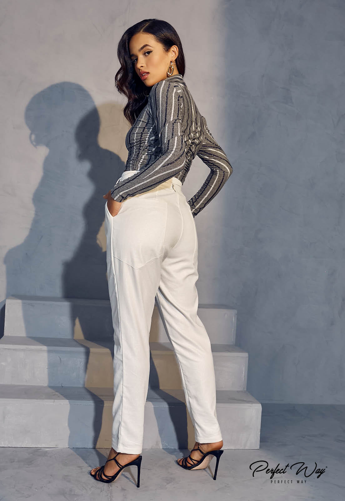 Cropped cinza listrado Perfect Way com franzido – vista lateral