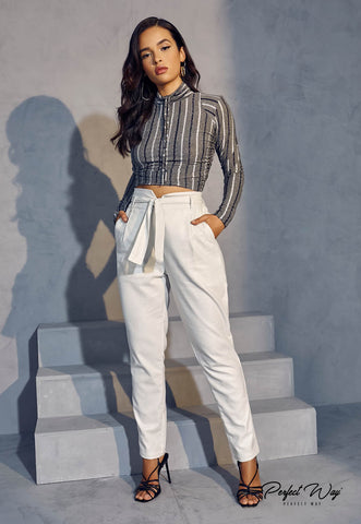 Cropped cinza-claro listrado Perfect Way em look com calça branca