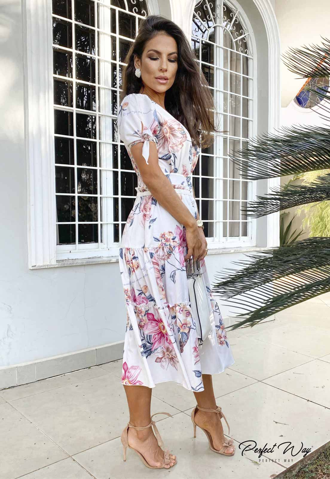 Vestido midi floral Perfect Way com saia em camadas – vista lateral