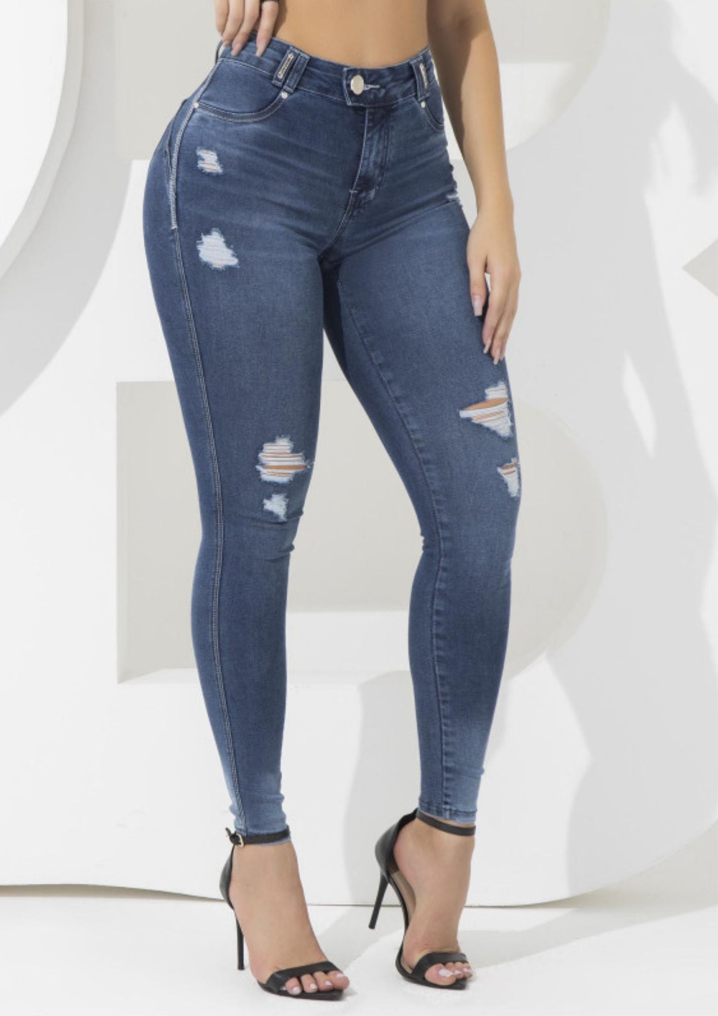 Calça jeans justa empina bumbum modeladora de curvas